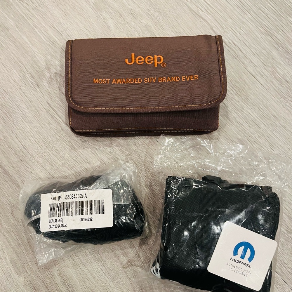 2016 Jeep Cherokee car manual, tote bag with tote bag clips and cargo net